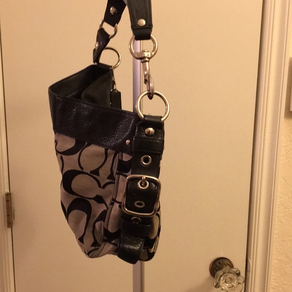 Signature black and white coach. - Picture 3 of 6